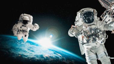 Astronot uzay yürüyüşü yaparken uzay istasyonu için çalışır.
