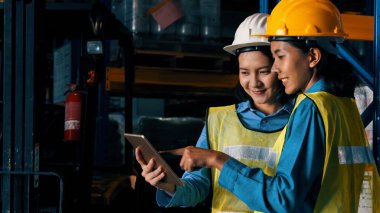 Depoda çalışan kadın bir depo işçisi.