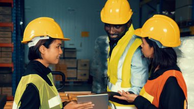 Depoda birlikte çalışan bir depo işçisi.