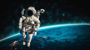 Astronot uzay yürüyüşü yaparken uzay istasyonu için çalışır.