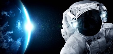 Astronot uzay yürüyüşü yaparken uzay istasyonu için çalışır.