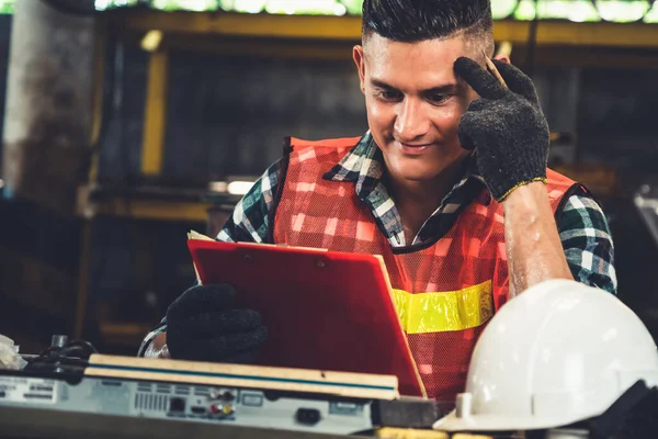 Trabalhador de fabricação que trabalha com área de transferência para fazer a lista de verificação do procedimento de trabalho . — Fotografia de Stock