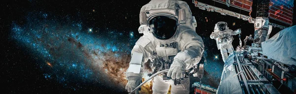 Astronauten-Raumfahrer machen Weltraumspaziergang während er für Raumstation arbeitet — Stockfoto