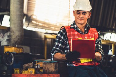 İş prosedürü kontrol listesi için pano ile çalışan imalat işçisi .