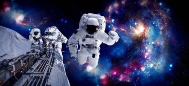 Astronot uzay yürüyüşü yaparken uzay istasyonu için çalışır.