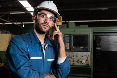 Düşünürken ve ileriye bakarken usta bir fabrika mühendisi ya da işçi portresi