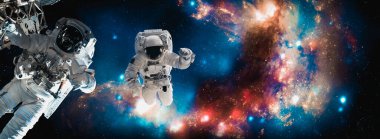 Astronot uzay yürüyüşü yaparken uzay istasyonu için çalışır.