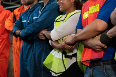 Fabrikadaki takım çalışmasını gösteren becerikli bir işçi bir arada duruyor. .