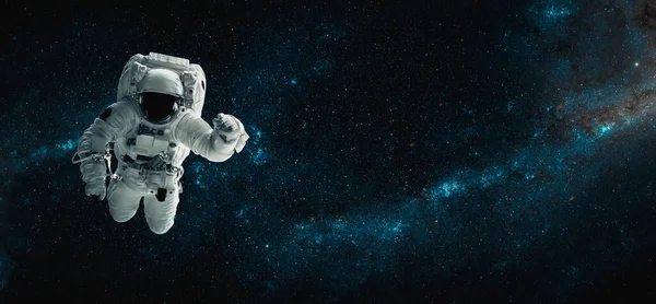 Αστροναύτης διαστημάνθρωπος κάνει διαστημικό περίπατο, ενώ εργάζονται για το διαστημικό σταθμό — Φωτογραφία Αρχείου
