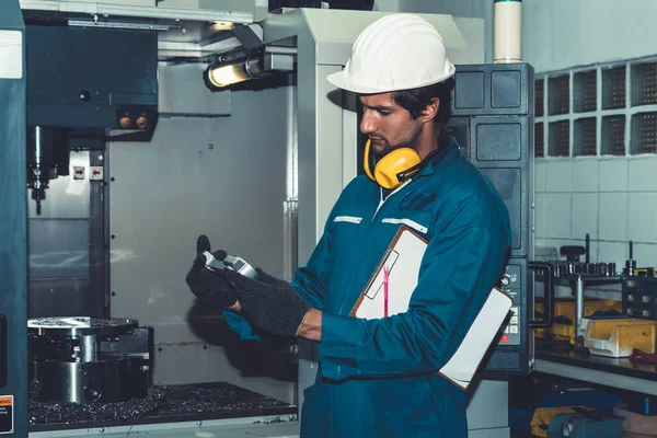 Trabalhador ou engenheiro da fábrica inteligente faz o trabalho da máquina na oficina de fabricação — Fotografia de Stock