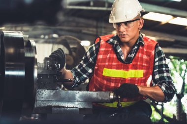 Akıllı fabrika işçisi veya mühendisi bir imalat atölyesinde makine işi yapıyor.