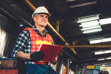 İş prosedürü kontrol listesi için pano ile çalışan imalat işçisi .