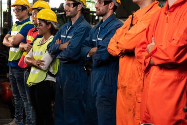 Fabrikadaki takım çalışmasını gösteren becerikli bir işçi bir arada duruyor. .