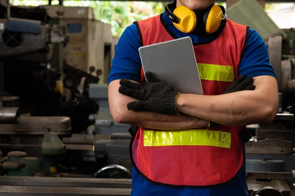 Jeune ouvrier d'usine ou ingénieur habile portrait en gros plan dans l'usine — Photo