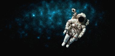 Astronot uzay yürüyüşü yaparken uzay istasyonu için çalışır.
