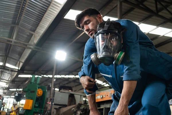 Yetenekli bir fabrika işçisi, takım arkadaşını zehirli gaz sızıntısından kurtarır.