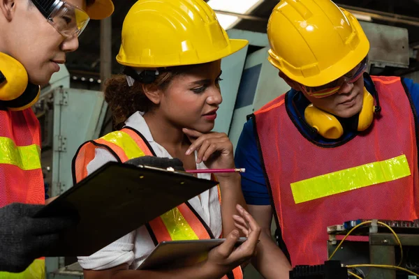 Grupo de trabalhadores habilidosos usando equipamentos de máquinas na oficina de fábrica — Fotografia de Stock