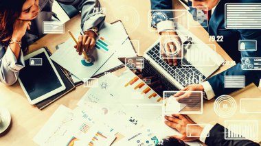 Kurumsal personel toplantısında iş adamlarının yaratıcı görüntüsü