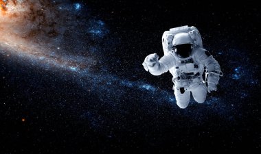 Astronot uzay yürüyüşü yaparken uzay istasyonu için çalışır.