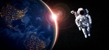 Astronot uzay yürüyüşü yaparken uzay istasyonu için çalışır.