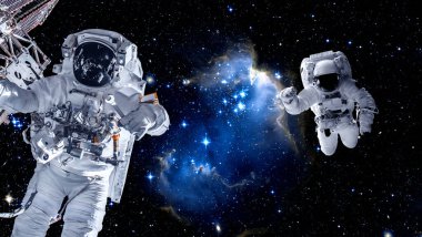 Astronot uzay yürüyüşü yaparken uzay istasyonu için çalışır.