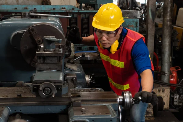 기술적으로 일하는 공장 근로자나 기술자 가 공장에서 기계 작업을 한다 — 스톡 사진