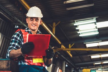 İş prosedürü kontrol listesi için pano ile çalışan imalat işçisi .
