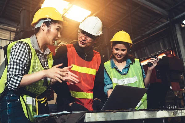 Werknemers in de fabriek werken en bespreken productieplan in de fabriek — Stockfoto