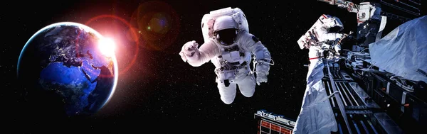 Astronauta astronauta hacer caminata espacial mientras trabaja para la estación espacial — Foto de Stock