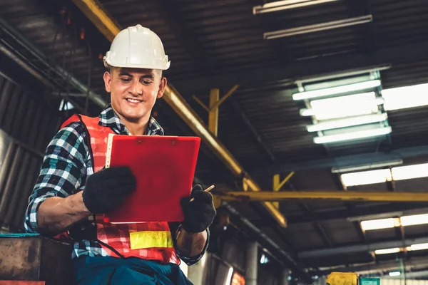 İş prosedürü kontrol listesi için pano ile çalışan imalat işçisi .