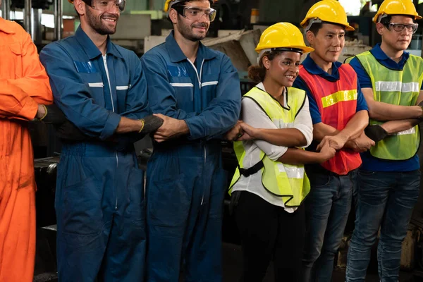 Facharbeiter stehen zusammen und zeigen Teamwork in der Fabrik . — Stockfoto