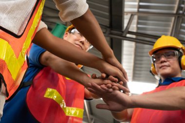 Becerikli fabrika işçilerinden oluşan ekip birlik ve destek gösteriyor.