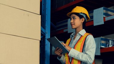 Depoda çalışan kadın bir depo işçisi.
