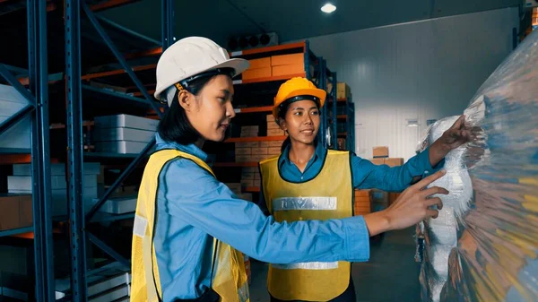 Vrouwelijke magazijnmedewerker in het magazijn — Stockfoto