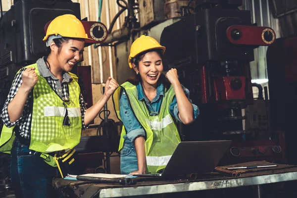 Twee fabrieksarbeiders vieren samen succes in de productiewerkplaats — Stockfoto