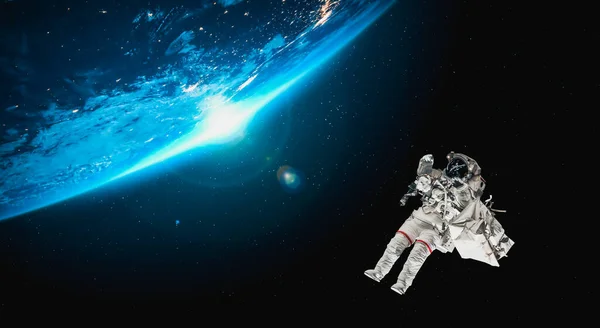 Astronaut rymdman gör rymdpromenad medan du arbetar för rymdstationen — Stockfoto