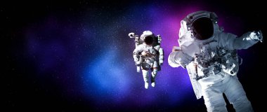 Astronot uzay yürüyüşü yaparken uzay istasyonu için çalışır.