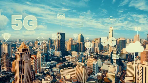 Bağlantı ağını gösteren, küreselleşme soyut grafiğine sahip akıllı dijital şehir — Stok fotoğraf
