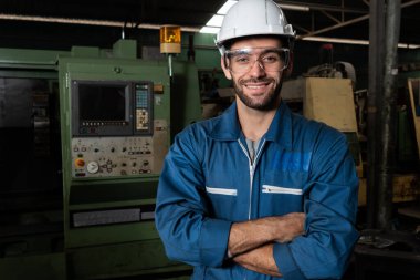 Genç yetenekli fabrika işçisi ya da mühendis fabrikada portre yakın plan