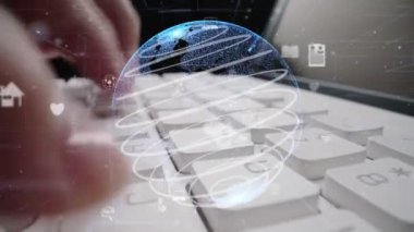 İnternet ağı modernizasyonu grafikli bilgisayar klavyesi üzerinde çalışan adam