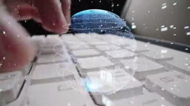 Matematik kodlama modernizasyonunun grafiğiyle çalışan adam