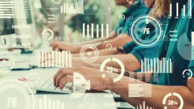 Bilgisayar masasında çalışan iş adamlarının yaratıcı görüntüsü