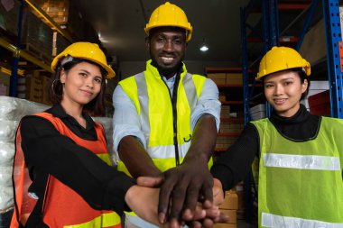 Depodaki mutlu depo çalışanının portresi.