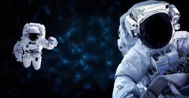 Astronot uzay yürüyüşü yaparken uzay istasyonu için çalışır.