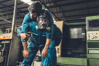 Yetenekli bir fabrika işçisi, takım arkadaşını zehirli gaz sızıntısından kurtarır.