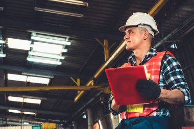 İş prosedürü kontrol listesi için pano ile çalışan imalat işçisi .