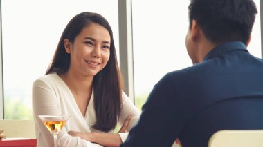 Restoranda yemek yiyen mutlu romantik çift.