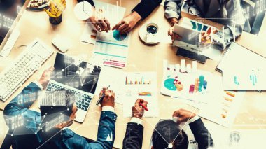 Kurumsal personel toplantısında iş adamlarının yaratıcı görüntüsü