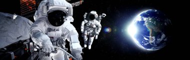 Astronot uzay yürüyüşü yaparken uzay istasyonu için çalışır.