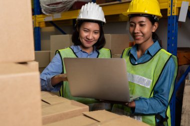 Depoda çalışan kadın bir depo işçisi.